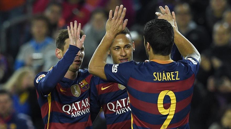 El delantero brasileño del Barcelona, Neymar (C) celebra con otros dos delanteros de su equipo, el argentino Lionel Messi (izqda.) y el uruguayo Luis Suárez después de anotar un gol en el partido contra el Athletic, 17 de enero de 2016.