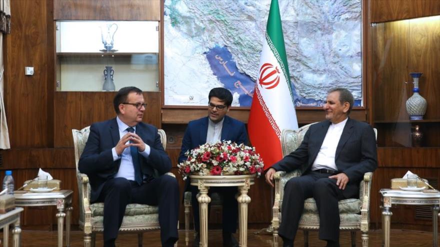 El vicepresidente primero de Irán, Eshaq Yahanguiri (dcha.), recibe al ministro checo de Industria y Comercio, Jan Mládek, 18 de enero de 2016.