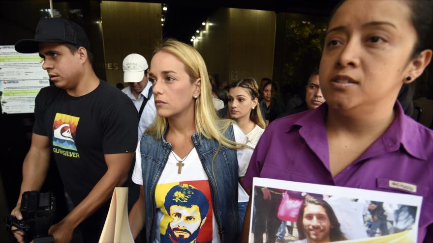 Lilian Tintori (centro), esposa del dirigente opositor venezolano, Leopoldo López, junto con los familiares de opositores presos, frente a la sede de la Defensoría del Pueblo venezolano, 18 de enero de 2015.