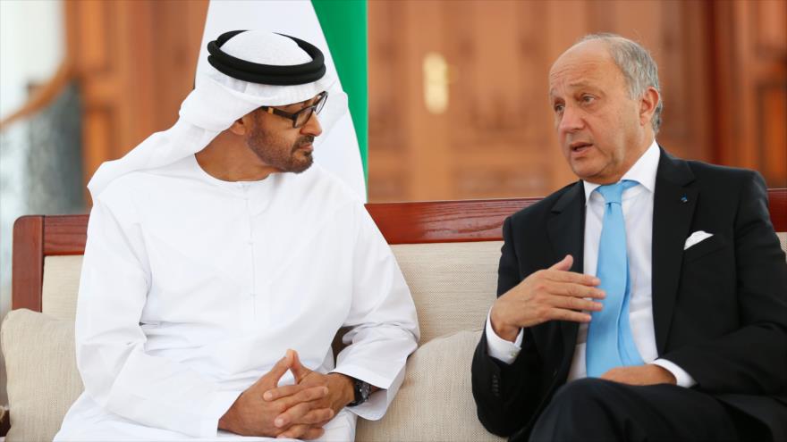 El ministro francés de Exteriores, Laurent Fabius (dcha), durante una reunión con el príncipe heredero emiratí el sheij Mohammed bin Zayed al-Nahyan, Abu Dabi (EAU), 18 de enero de 2016.