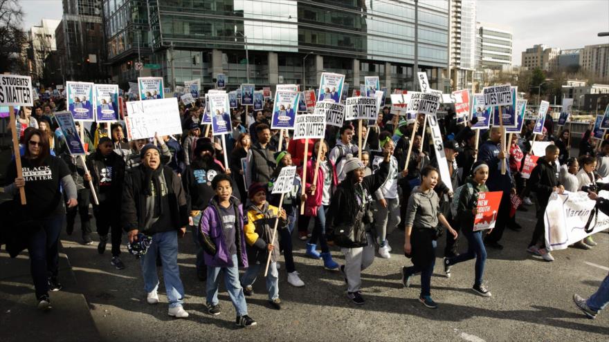 Miles de estadounidenses salen a las calles de Washington en demanda de justicia racial y económica , 18 de enero de 2016.
