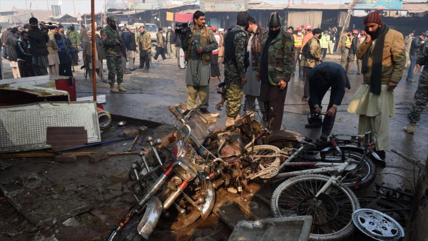 Funcionarios de seguridad paquistaníes examinan el sitio de un ataque suicida con bomba a las afueras de la ciudad de Peshawar, en el norte de Paquistán. 19 de enero de 2016.