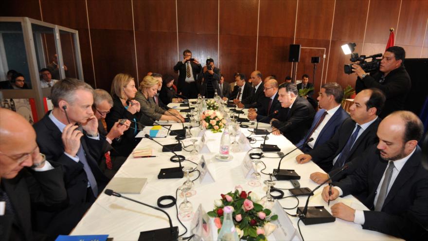 El primer ministro libio, Fayez al-Sarraj (cuarto dcha.), y la jefa de la Política Exterior de la Unión Europea (UE), Federica Mogherini (cuarta izqda.), asisten a las conversaciones entre la UE y Libia en Túnez. 8 de enero de 2016.