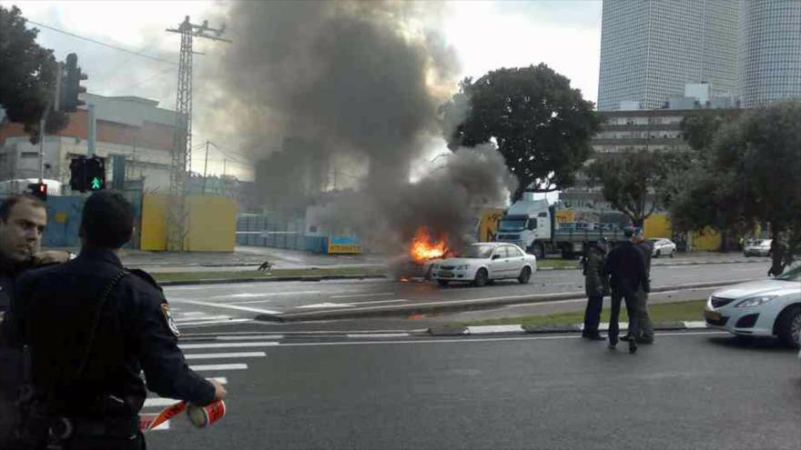 La explosión de un coche bomba en la ciudad de Tel Aviv, sur de los territorios palestinos ocupados.