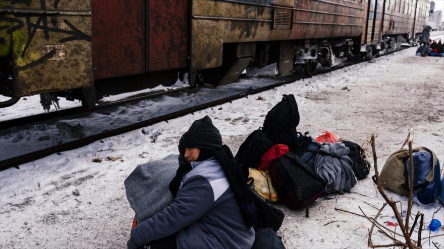 Los migrantes esperan subir a un tren en una estación de la ciudad sureña serbia de Presevo, cerca de la frontera con Macedonia. 19 de enero de 2016