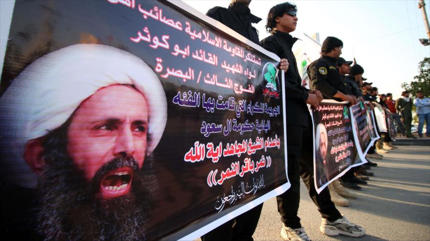 Iraquíes salen a las calles de Basora (sur) para mostrar su rechazo a la ejecución del clérigo chií el sheij Nimr Baqer al-Nimr por Arabia Saudí.
