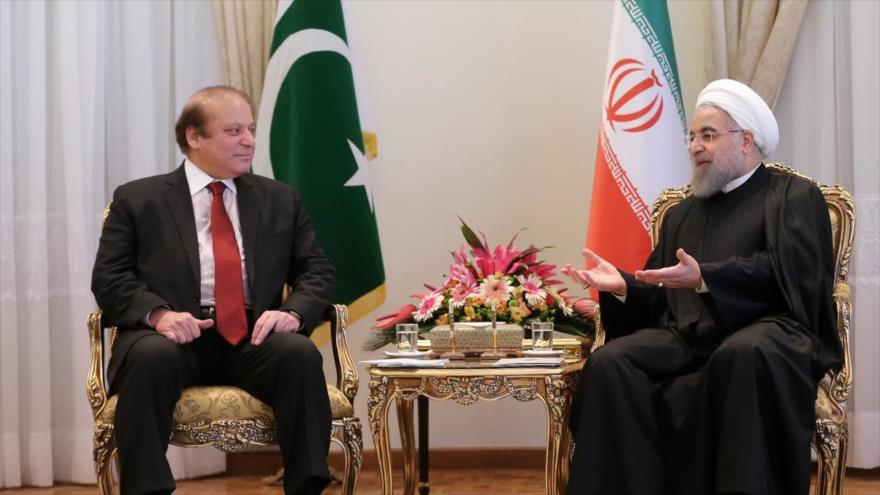 El presidente de Irán, Hasan Rohani (drch.), y el primer ministro de Paquistán, Nawaz Sharif, durante un encuentro en Teherán, la capital persa, 19 de enero de 2016.