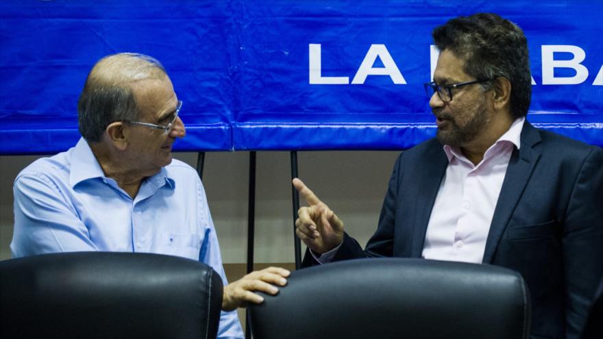 Jefe negociador de las FARC, Ivan Márquez (drcha.), y el jefe de la delegación del Gobierno colombiano, Humberto de la Calle, hablan durante una conferencia de prensa en el Palacio de Convenciones de La Habana, Cuba, 19 de enero 2016.