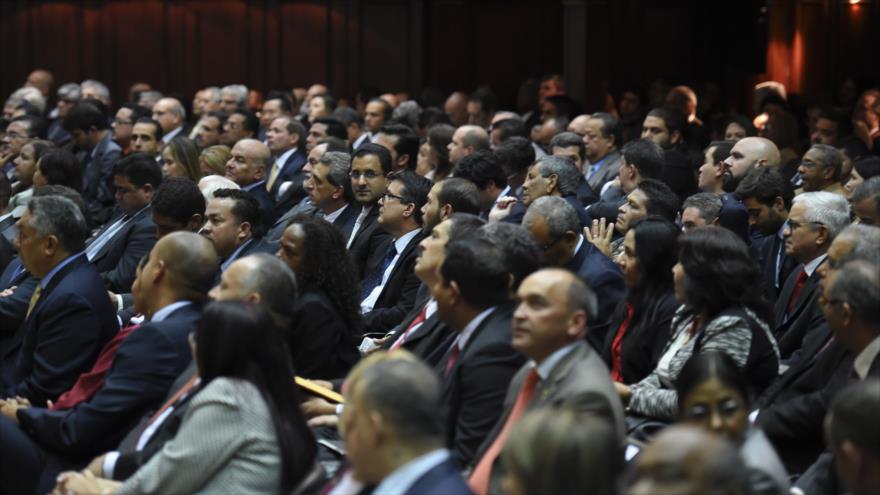 Diputados venezolanos escuchan al presidente venezolano, Nicolás Maduro (fuera de cuadro), mientras presenta el informe anual ante la Asamblea Nacional (AN) en Caracas, capital de Venezuela, 15 de enero de 2016.
