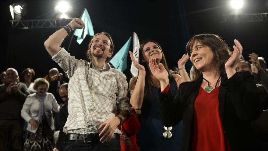 Pablo Iglesias, líder del partido español de Podemos, junto a Marisa Matias, candidata del bloque de Izquierda Radical a las elecciones presidenciales Iusas, en un acto electoral en Lisboa (capital portuguesa). 16 de enero de 2016