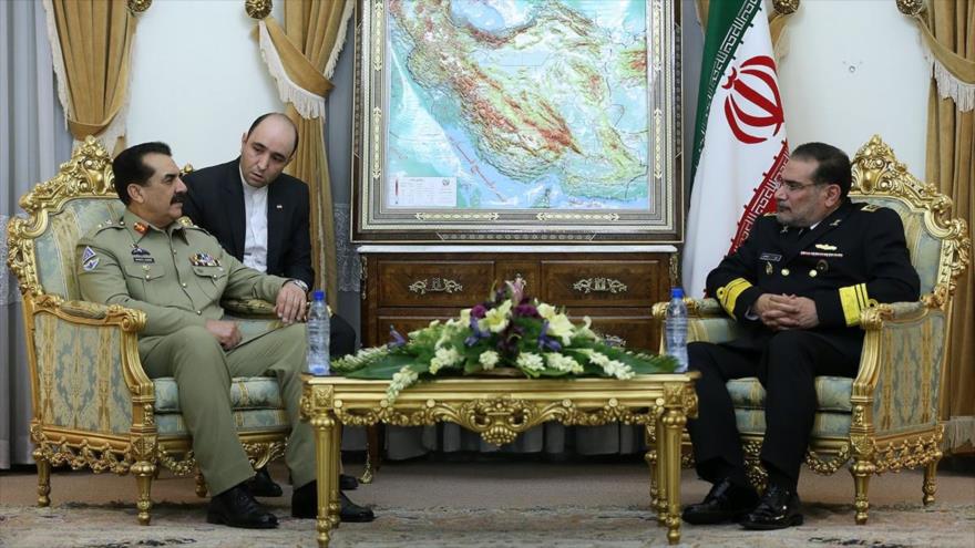 El secretario del Consejo Supremo de Seguridad Nacional de Irán, Ali Shamjani, en una entrevista con el jefe del Ejército paquistaní, el general, Rahil Sharif, en Teherán, capital de Irán. 19 de enero de 2016