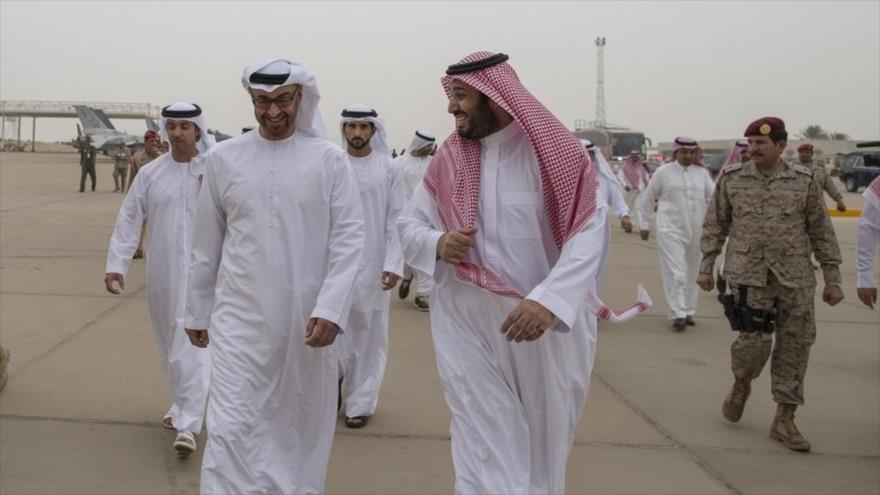 El príncipe heredero emiratí, Mohamad bin Zayed (izda.) y el príncipe heredero adjunto saudí, Mohamad bin Salman, durante una visita a una base militar saudí.