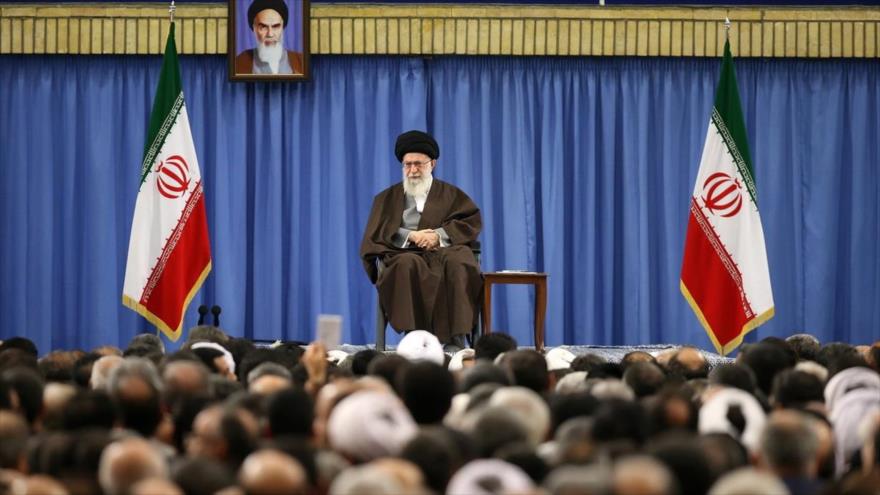 Líder: El pacto nuclear es el resultado de los esfuerzos del pueblo y los científicos iraníes