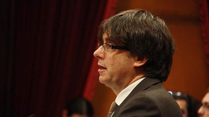 El presidente de la Generalitat de Cataluña, Carles Puigdemont, en el primer pleno ordinario del Parlamento catalán de la XI Legislatura, 20 de enero de 2016.