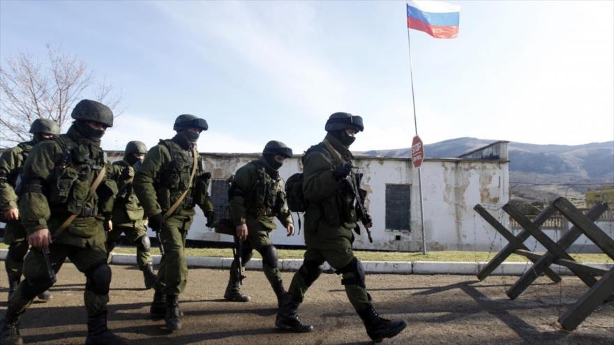 Soldados del Ejército ruso patrullan una localidad en la península de Crimea (sur de Ucrania).