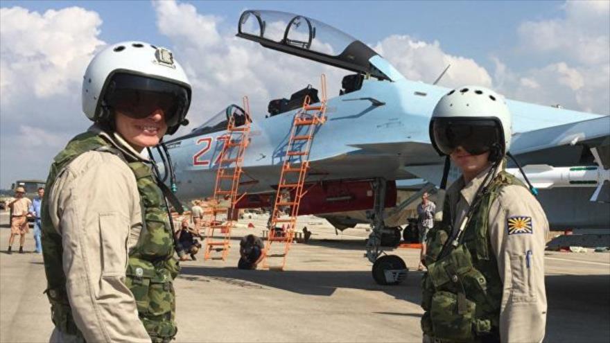 Miembros de un equipo táctico ruso en la base aérea Hmeimim en la provincia siria de Latakia (oeste).
