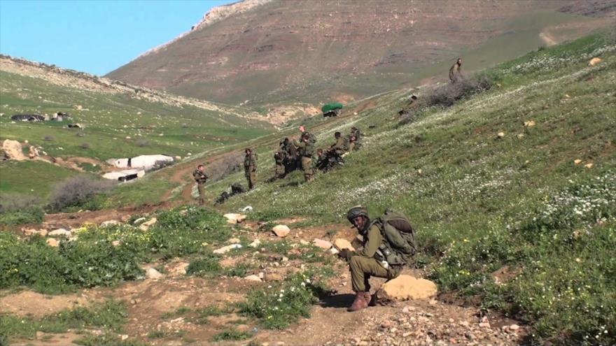 Soldados israelíes durante una maniobra militar en las tierras palestinas en el Valle del Jordán.