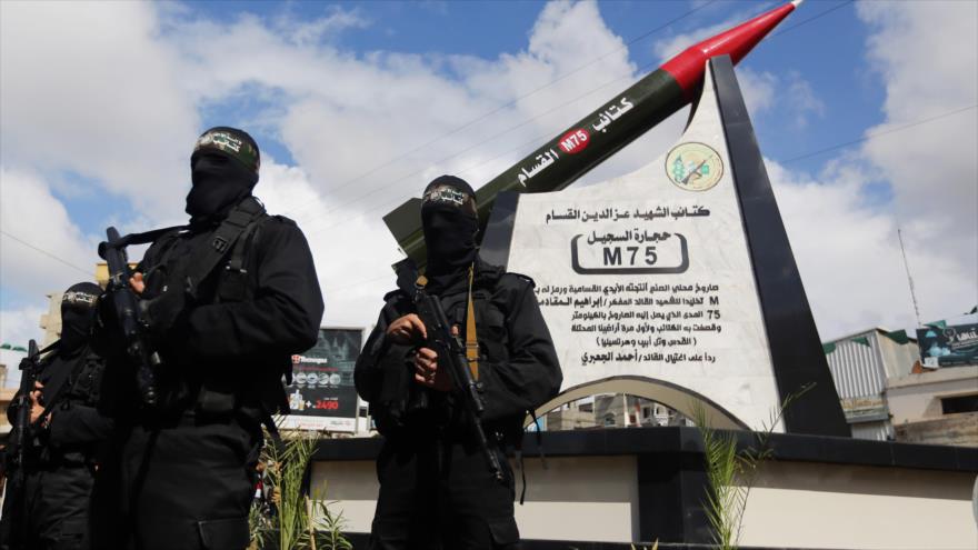 Combatientes de HAMAS presentan misil M-75 de fabricación propia.
