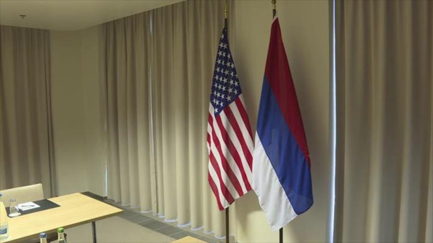 Funcionarios estadounidenses cuelgan la bandera rusa al revés, 20 de enero de 2016.