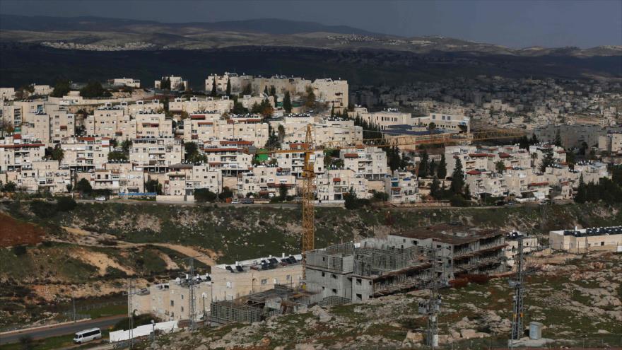 Vista general muestra la construcción de asentamientos israelíes en el este de la ciudad de Al-Quds (Jerusalén), 15 de enero de 2016.