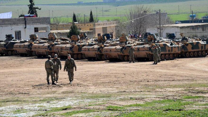 Tanques del Ejército de Turquía desplegados cerca de la frontera con Siria.