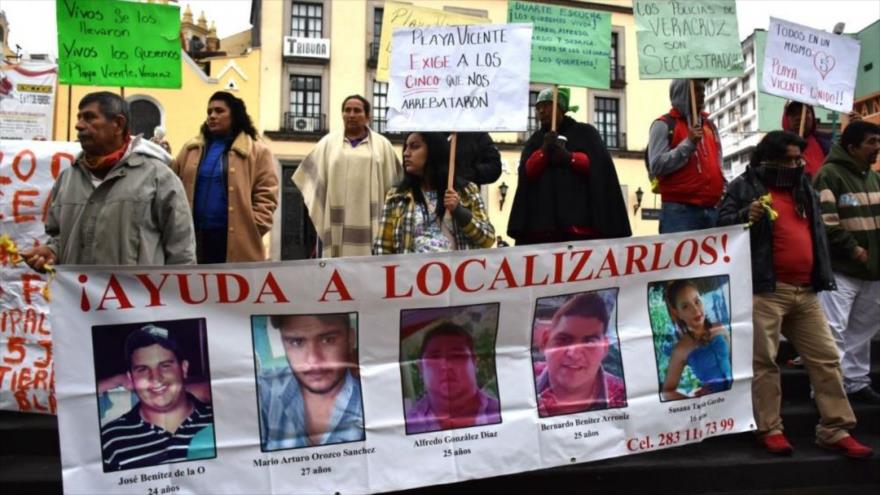 Familiares de los cinco jóvenes desaparecidos en Veracruz, sureste de México, piden ayuda a las autoridades para localizar a sus hijos.