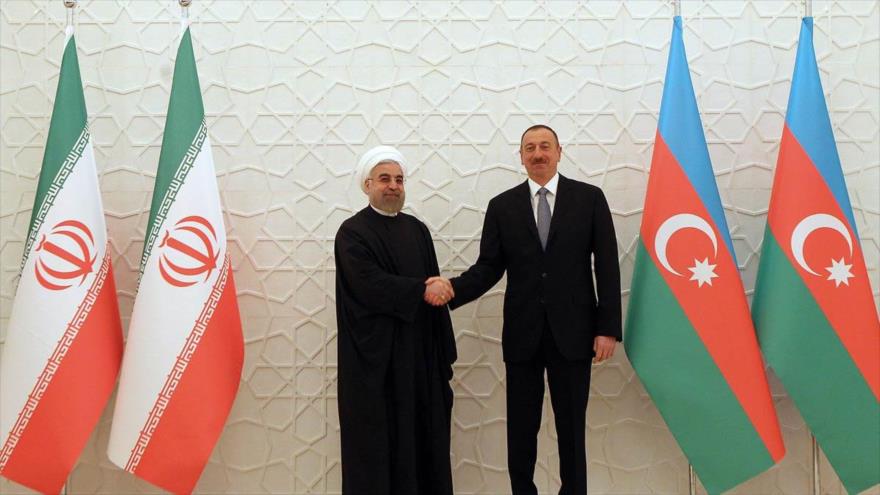 Los presidentes de Irán (izda.), y Azerbaiyán, Hasan Rohani e Ilham Aliev, respectivamente, se estrechan la mano durante un encuentro. 