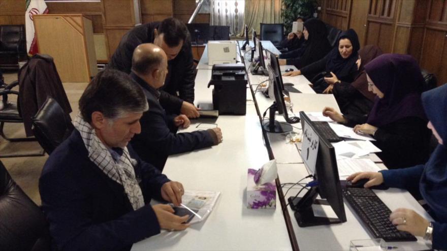 La foto muestra el proceso de la inscripción de los aspirantes a los comicios legislativos iraníes, en Bukán, en la provincia de Azerbaiyán Occidental, en el noroeste del país.