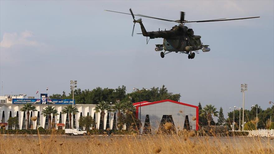 Un helicóptero ruso despega de la base de Hmeymim, en la ciudad de Latakia (oeste de Siria).