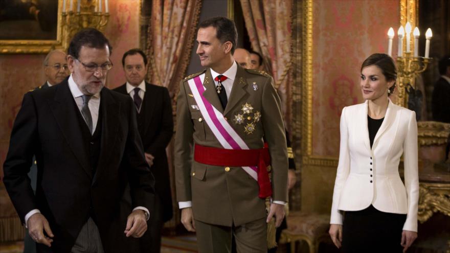 El presidente del Gobierno español en funciones, Mariano Rajoy (izq.) durante una reuión con el rey Felipe VI y la reina Letizia.