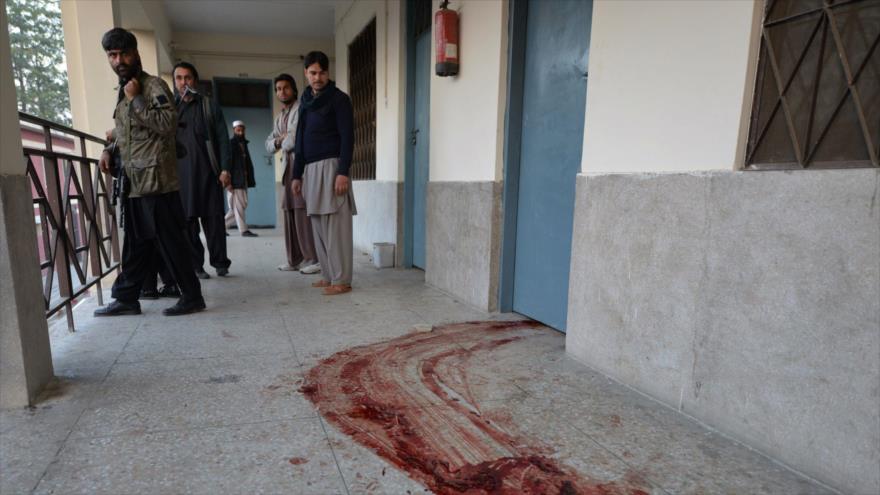 Efectivos de la Policía paquistaní desplazados en el campus universitario de Bach Jan de Charsadda, en el noroeste de Paquistán tras un ataque terrorista, 20 de enero de 2016.