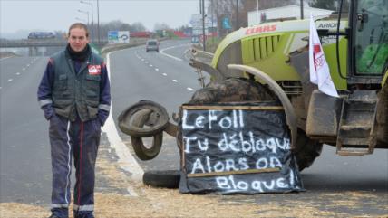 Miles de ganaderos bloquean carreteras en Francia