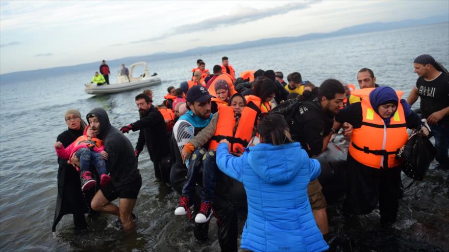 Unos refugiados al llegar a Grecia tras cruzar el mar Egeo.