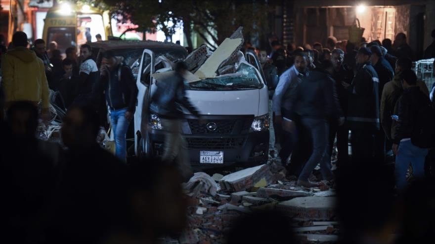 Coches dañados se ven en el escenario de explosión de una bomba en la ciudad egipcia de Giza (norte), realizada por el grupo terroristas EIIL (Daesh, en árabe), 21 de enero de 2016.