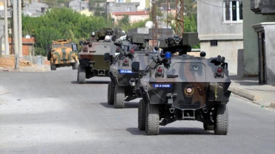 Vehículos militares del Ejército turco en la ciudad de Cizre.