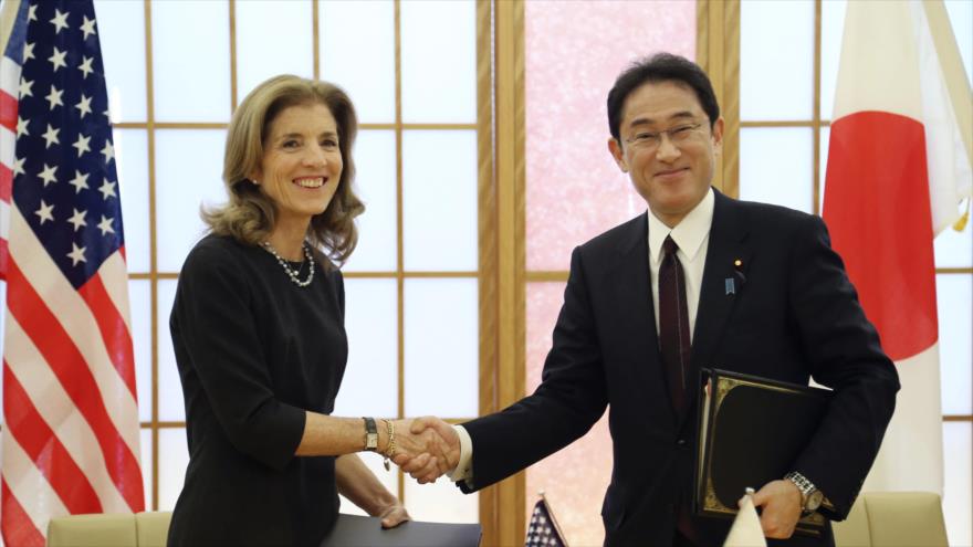 El canciller japonés, Fumio Kishida, da la mano con la embajadora de EE.UU, en Japón, Caroline Kennedy, tras firmar un acuerdo militar en el Ministerio nipón de Asuntos Exteriores en Tokio (capital), 22 de enero de 2016.