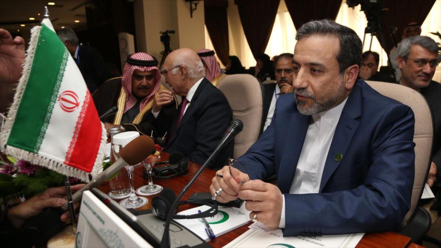 El vicecanciller iraní para Asuntos Jurídicos e Internacionales, Seyed Abás Araqchi, asiste a la reunión extraordinaria de la OCI en la ciudad saudí de Yeda, 21 de enero de 2016.