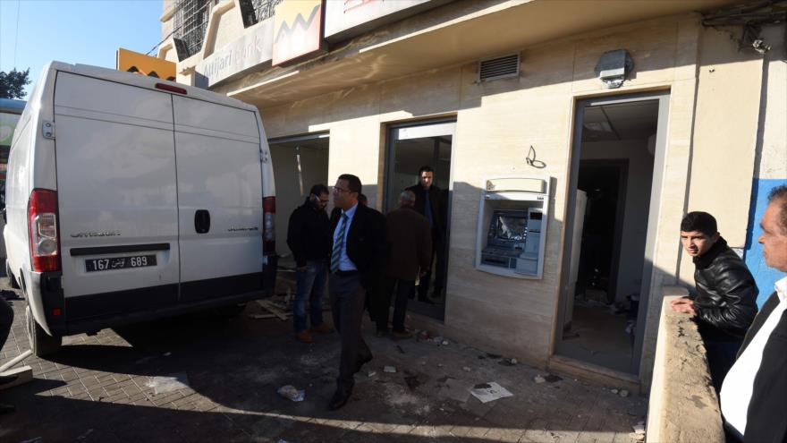 Un banco dañado por los manifestantes tunecinos en la ciudad de Ettadhamen (norte), 22 de enero de 2016.