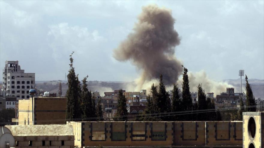 Humo generado por bombardeo saudí contra Saná, la capital de Yemen.