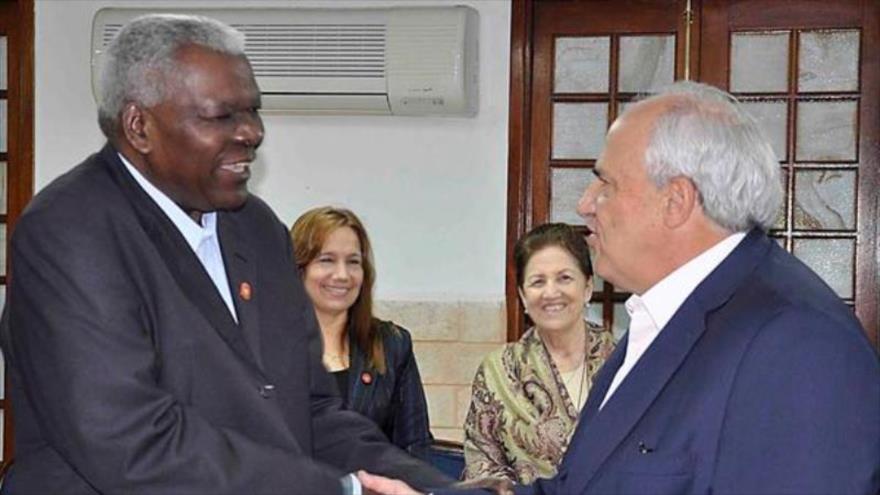 Secretario general de la Unasur, Ernesto Samper (drcha.), se reúne con el presidente del Parlamento cubano, Esteban Lazo, 22 de enero de 2016.