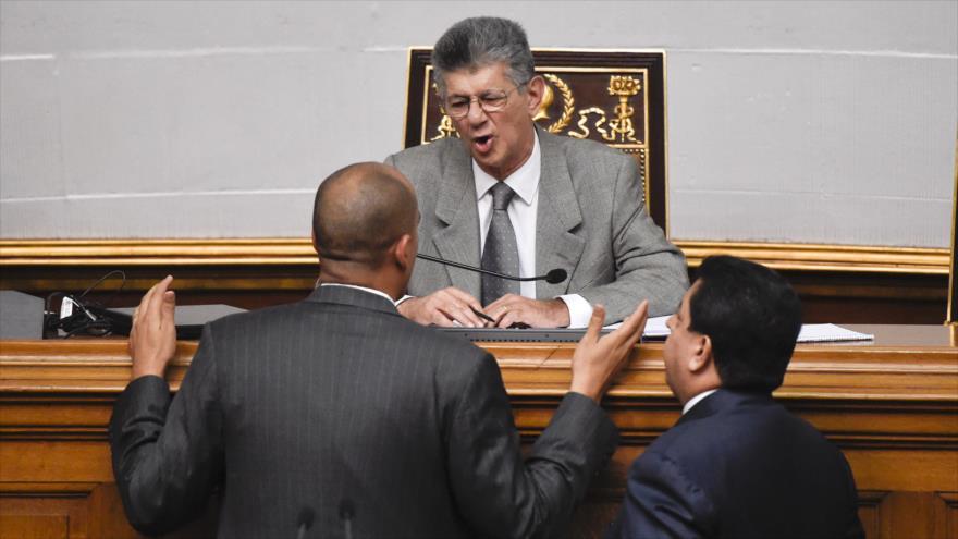 El presidente de la Asamblea Nacional (AN) venezolana, Henry Ramos Allup, habla con diputados durante una sesión en Caracas, capital de Venezuela, 22 de enero de 2016.