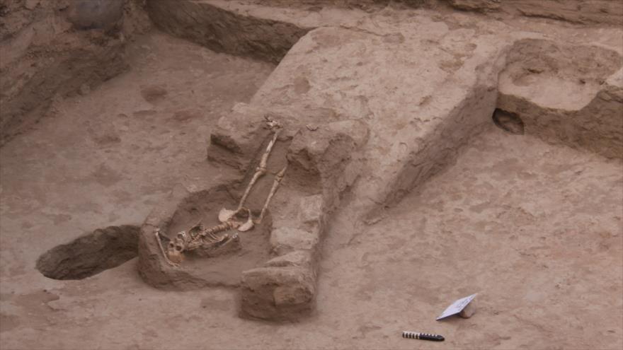 Esqueleto de una mujer encontrado en un templo ceremonial de 1200 años de antigüedad en Perú.