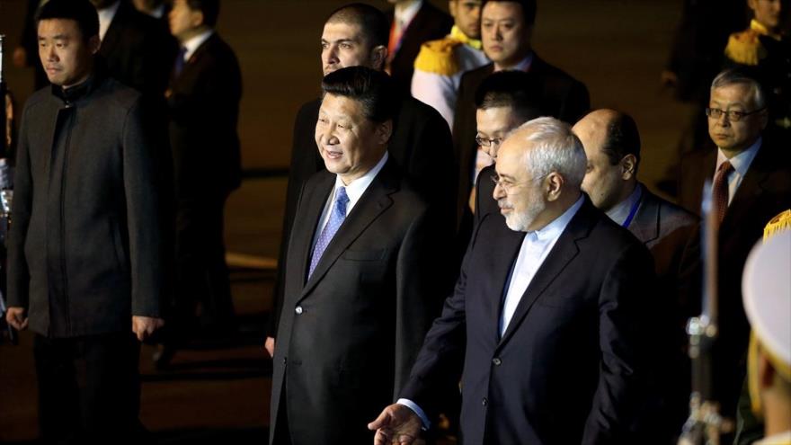 El presidente chino, Xi Jinping, es recibido por el ministro iraní de Asuntos Exteriores, Mohamad Yavad Zarif, en el Aeropuerto de Mehrabad. Teherán, capital de Irán. 22 de enero de 2016.