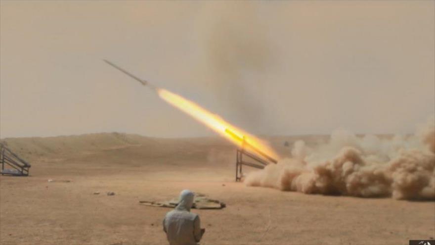 Un terrorista de Daesh lanza fuego de artillería.