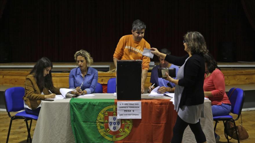 Una ciudadana portuguesa ejerce su derecho al voto en las elecciones generales, 4 de octubre de 2015.