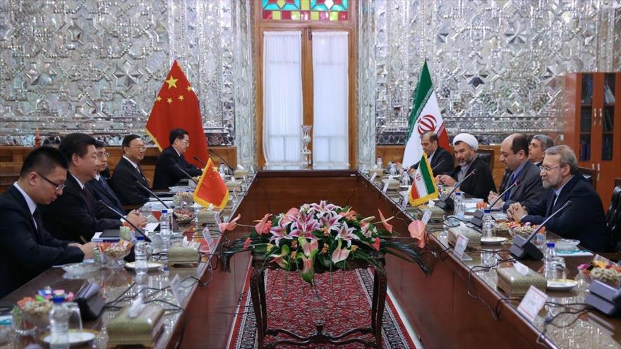 El presidente del Parlamento iraní, Ali Lariyani (centro derecha), durante una reunión con una delegación encabezada por el presidente chino, Xi Jinping, en Teherán (Irán), 23 de enero de 2016.