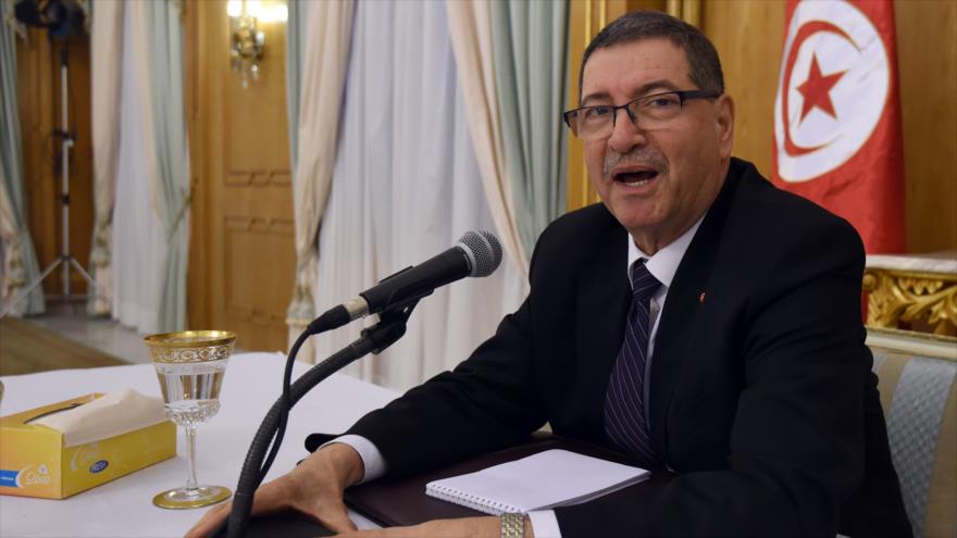 Primer ministro tunecino, Habib Essid, durante una reunión extraordinaria para ver qué hacer ante la agitación social en el país norteafricano. 23 de enero de 2016