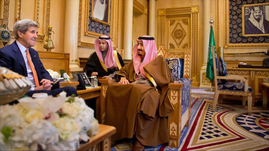 El secretario de Estado de EE.UU., John Kerry (izq.), durante una reunión con el rey saudí, Salman, en Riad (Arabia Saudí), 23 de enero de 2016.