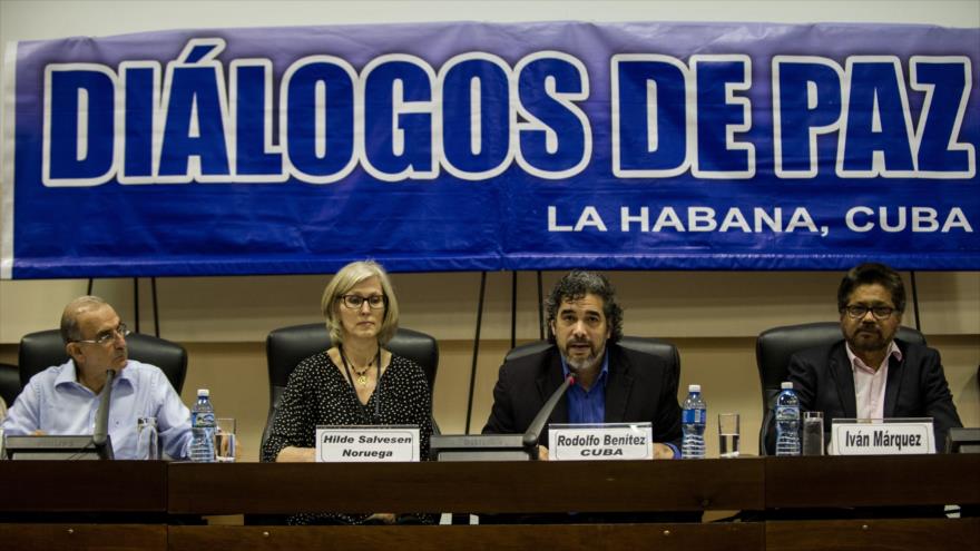Miembros negociadores de las FARC y el Gobierno colombiano en una rueda prensa en La Habana, capital cubana.