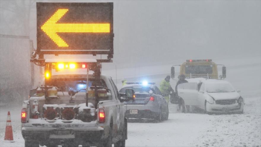 Un coche accidentado en una carretera de Nueva York a causa del hielo en el pavimento y el fuerte viento en EE.UU.